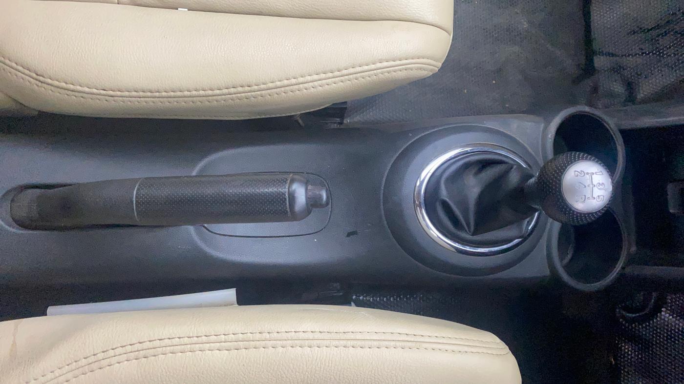 2015 Honda Mobilio 1.5L I-DTEC V, Diesel, Manual, 93,949 km, Gear Lever