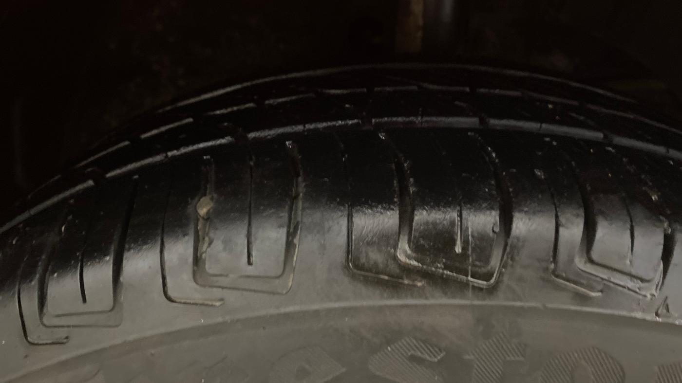 2017 Maruti Baleno DELTA PETROL 1.2, Petrol, Manual, 86,396 km, Right Front Tyre Tread