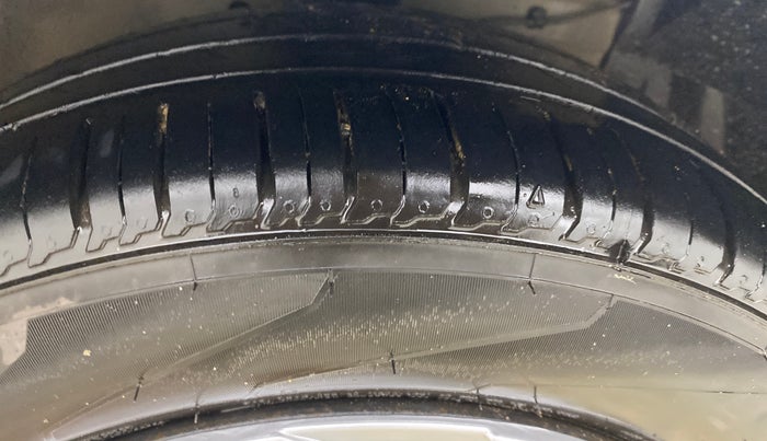 2017 Maruti Ciaz VXI, Petrol, Manual, 97,745 km, Right Front Tyre Tread