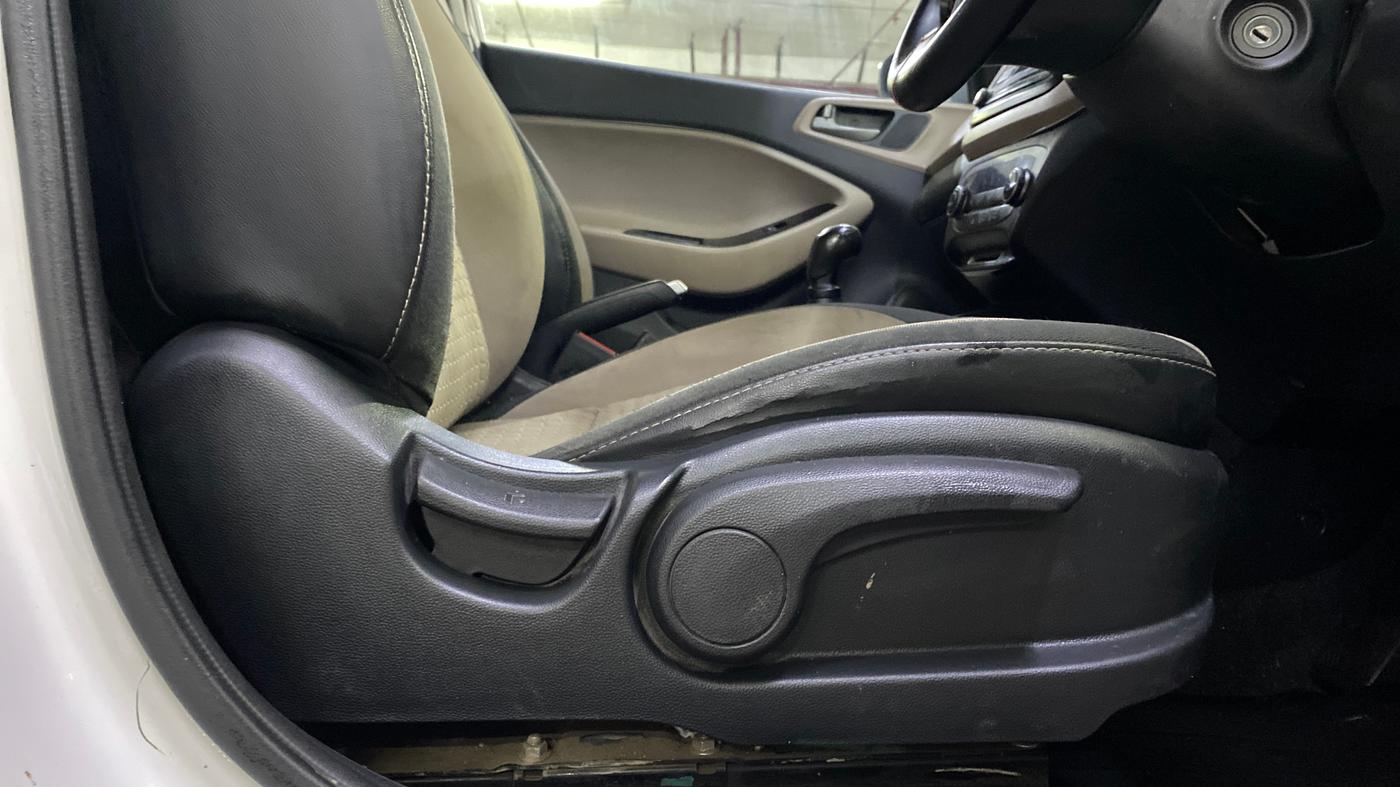 2017 Hyundai Elite i20 SPORTZ 1.2, Petrol, Manual, 1,09,402 km, Driver Side Adjustment Panel