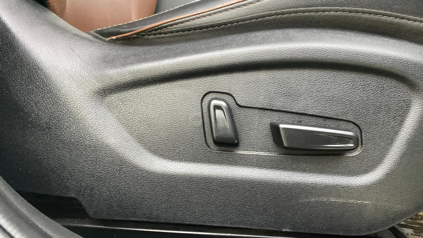 2023 Hyundai ALCAZAR PLATINUM(O) 7STR 2.0 AT, Petrol, Automatic, 72,307 km, Driver Side Adjustment Panel