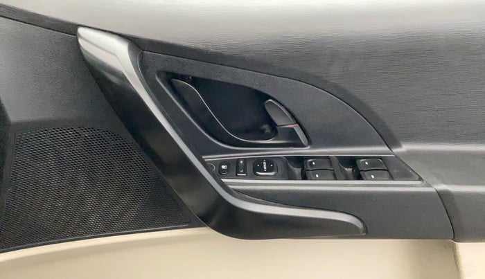 2016 Mahindra XUV500 W4 1.99, Diesel, Manual, 61,726 km, Driver Side Door Panels Control