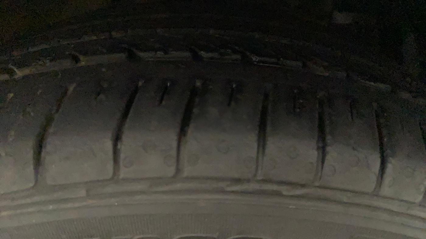 2021 Maruti Ciaz ALPHA  AT 1.5 SHVS PETROL, Petrol, Automatic, 34,345 km, Right Front Tyre Tread