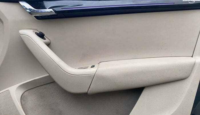 2018 Skoda Octavia L&K 1.8 TSI AT, Petrol, Automatic, 66,014 km, Driver Side Door Panels Control