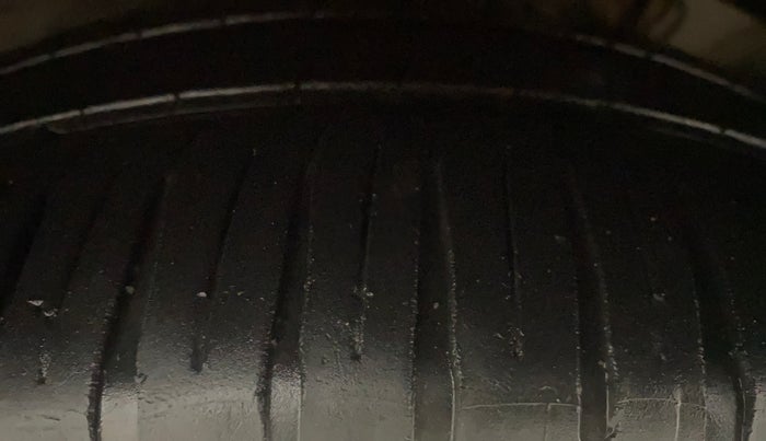 2013 Skoda Rapid ELEGANCE 1.6 TDI CR MT, Diesel, Manual, 1,02,515 km, Left Front Tyre Tread