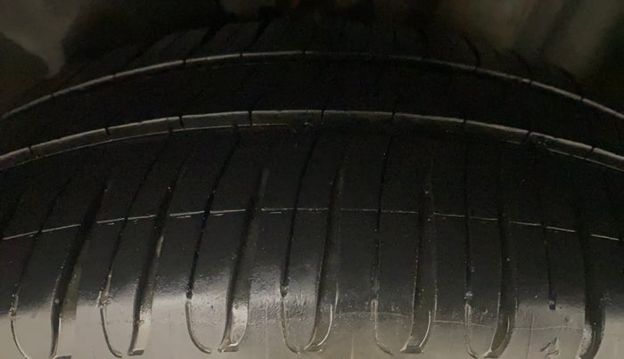 2013 Skoda Rapid ELEGANCE 1.6 TDI CR MT, Diesel, Manual, 1,02,515 km, Left Rear Tyre Tread