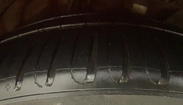 2013 Skoda Rapid ELEGANCE 1.6 TDI CR MT, Diesel, Manual, 1,02,515 km, Right Front Tyre Tread