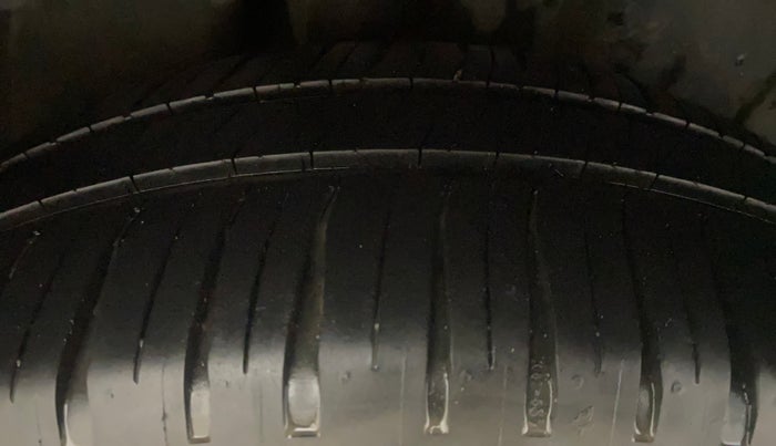 2013 Skoda Rapid ELEGANCE 1.6 TDI CR MT, Diesel, Manual, 1,02,515 km, Right Rear Tyre Tread