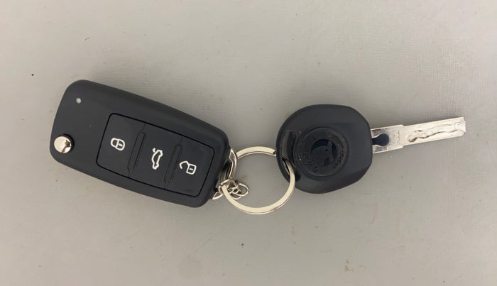 2013 Skoda Rapid ELEGANCE 1.6 TDI CR MT, Diesel, Manual, 1,02,515 km, Key Close Up