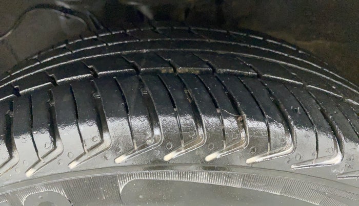 2021 Maruti Alto LXI CNG, CNG, Manual, 26,930 km, Left Front Tyre Tread
