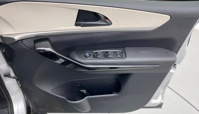 2022 Mahindra XUV700 AX 5 P MT 7 STR, Petrol, Manual, 22,234 km, Driver Side Door Panels Control