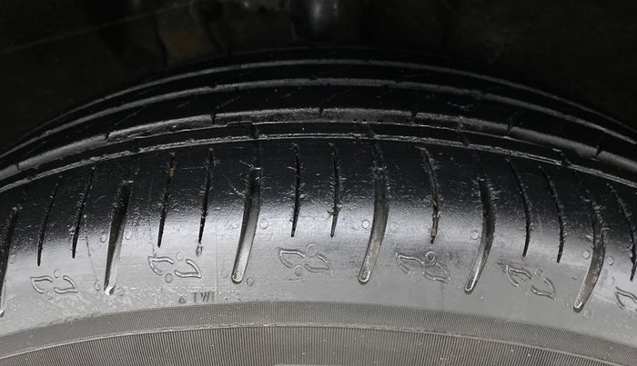 2022 Mahindra XUV700 AX 5 P MT 7 STR, Petrol, Manual, 22,234 km, Right Front Tyre Tread