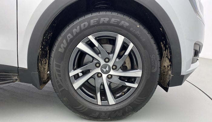 2022 Mahindra XUV700 AX 5 P MT 7 STR, Petrol, Manual, 22,234 km, Right Front Wheel