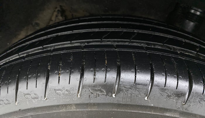 2022 Mahindra XUV700 AX 5 P MT 7 STR, Petrol, Manual, 22,234 km, Left Rear Tyre Tread
