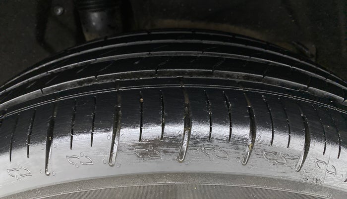 2022 Mahindra XUV700 AX 5 P MT 7 STR, Petrol, Manual, 22,234 km, Right Rear Tyre Tread