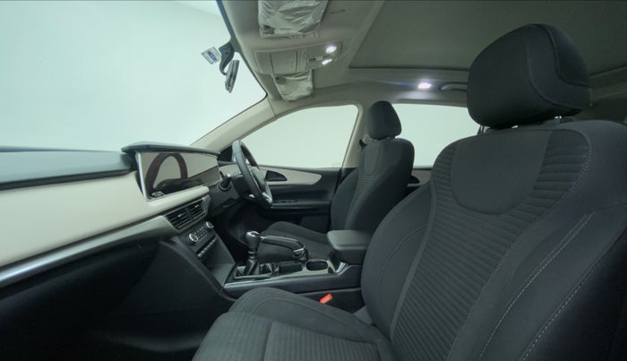 2022 Mahindra XUV700 AX 5 P MT 7 STR, Petrol, Manual, 22,234 km, Right Side Front Door Cabin