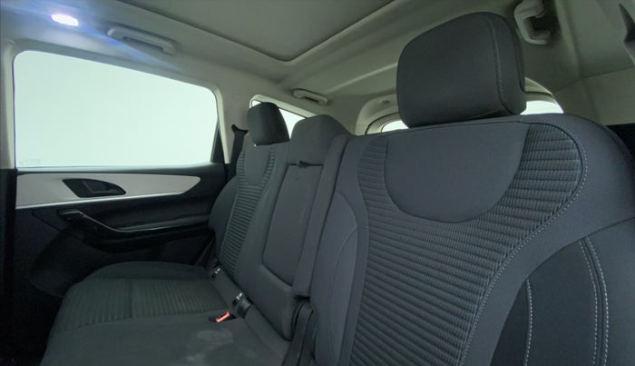 2022 Mahindra XUV700 AX 5 P MT 7 STR, Petrol, Manual, 22,234 km, Right Side Rear Door Cabin