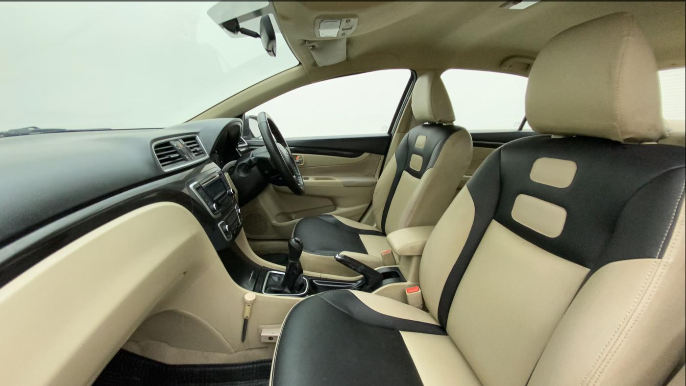 2015 Maruti Ciaz VXI+, Petrol, Manual, 41,406 km, Right Side Front Door Cabin