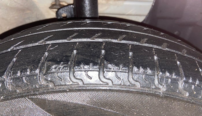 2016 Nissan Micra Active XL, CNG, Manual, 1,18,213 km, Right Front Tyre Tread