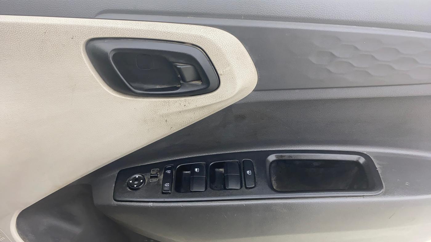 2021 Hyundai AURA S 1.2 CNG, CNG, Manual, 98,698 km, Driver Side Door Panels Control