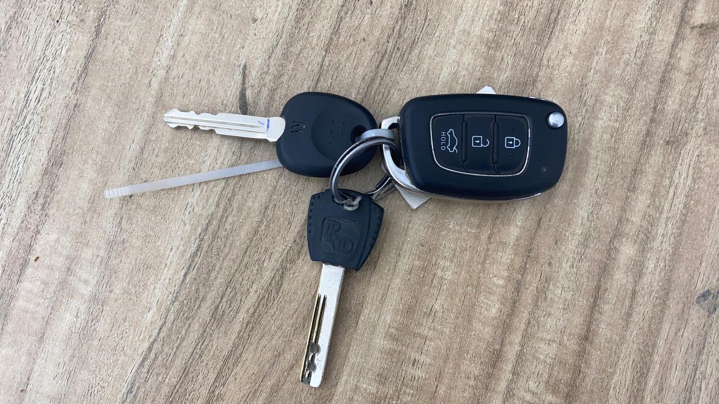2021 Hyundai AURA S 1.2 CNG, CNG, Manual, 98,698 km, Key Close Up