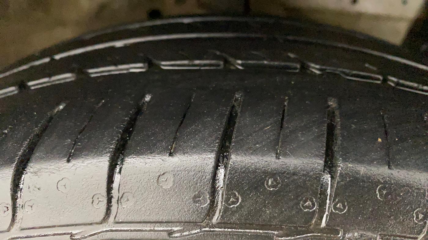 2015 Maruti Ertiga VXI CNG, CNG, Manual, 1,03,581 km, Right Front Tyre Tread