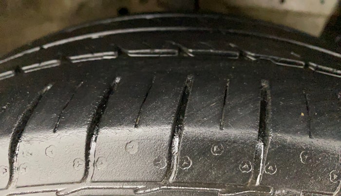2015 Maruti Ertiga VXI CNG, CNG, Manual, 1,03,581 km, Right Front Tyre Tread