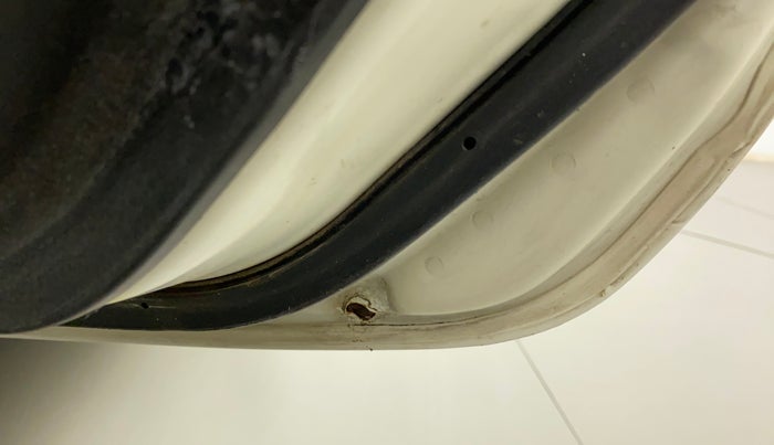 2012 Maruti Swift VXI, Petrol, Manual, 70,233 km, Right rear door - Slightly rusted