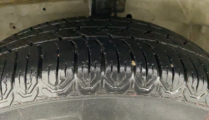 2012 Maruti Swift VXI, Petrol, Manual, 70,233 km, Left Front Tyre Tread