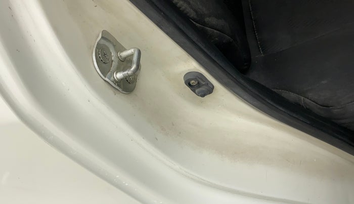 2012 Maruti Swift VXI, Petrol, Manual, 70,233 km, Right C pillar - Paint is slightly faded