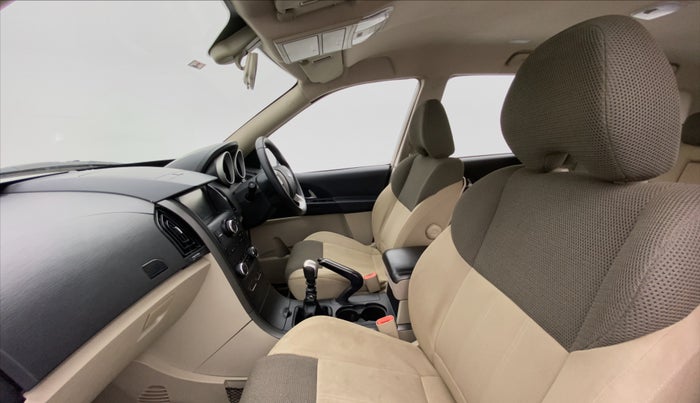 2017 Mahindra XUV500 W6 4X2, Diesel, Manual, 60,408 km, Right Side Front Door Cabin