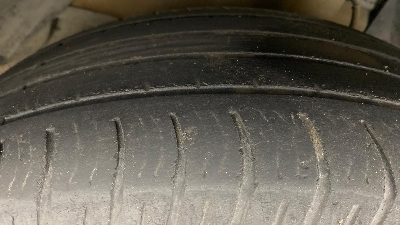 2017 Mahindra XUV500 W6 4X2, Diesel, Manual, 60,408 km, Left Front Tyre Tread