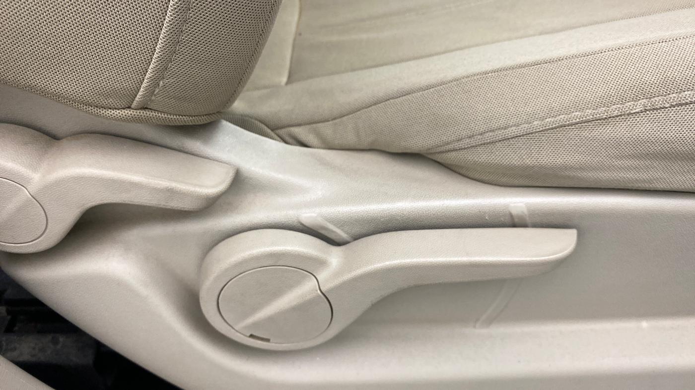 2017 Mahindra XUV500 W6 4X2, Diesel, Manual, 60,408 km, Driver Side Adjustment Panel