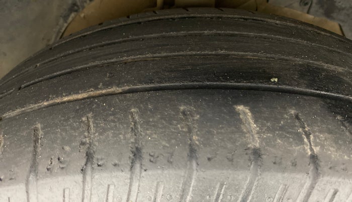 2017 Mahindra XUV500 W6 4X2, Diesel, Manual, 60,408 km, Right Front Tyre Tread
