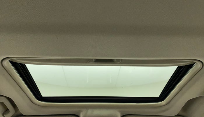 2019 Mahindra XUV500 W11 (O) AT, Diesel, Automatic, 1,23,925 km, Moonroof/ Sunroof