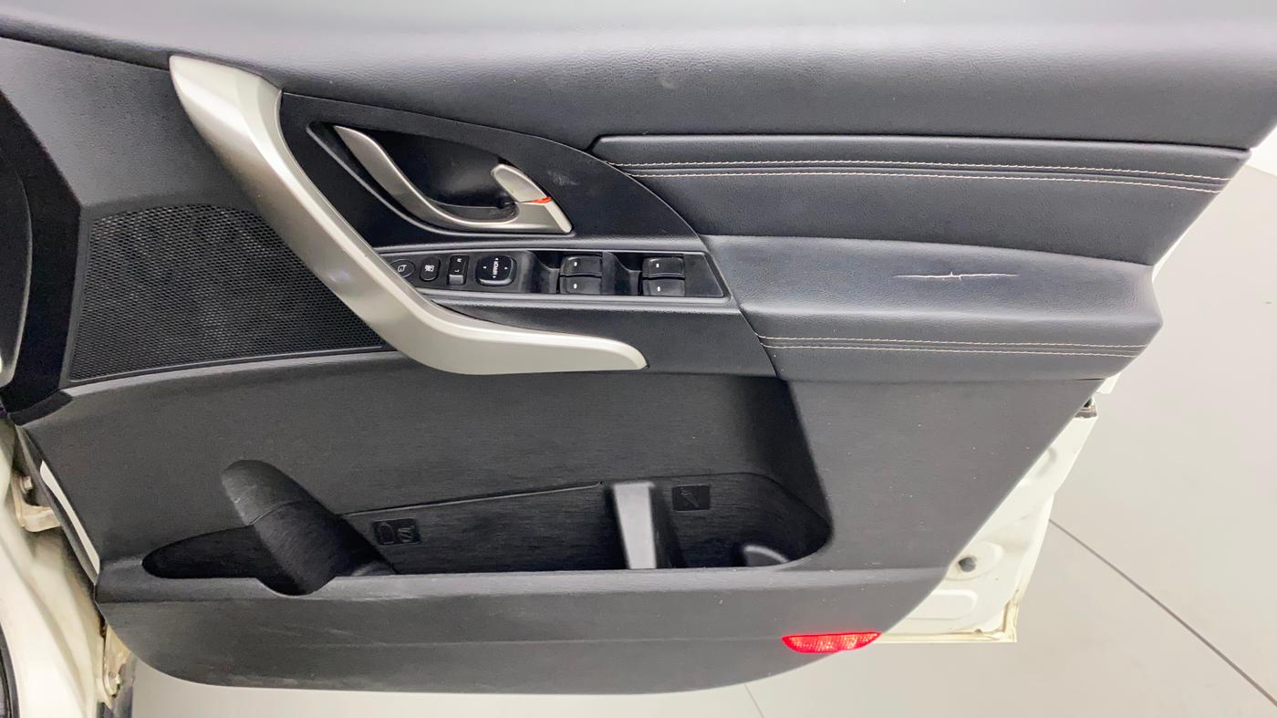 2019 Mahindra XUV500 W11 (O) AT, Diesel, Automatic, 1,23,925 km, Driver Side Door Panels Control