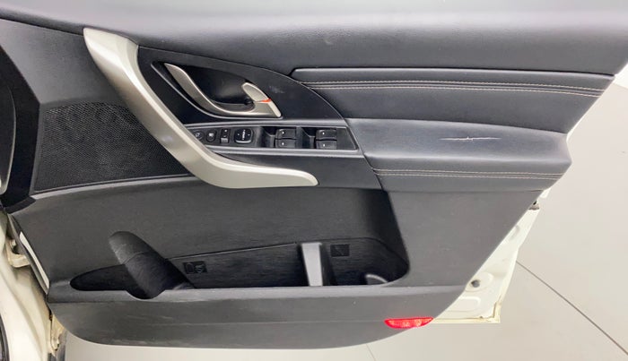 2019 Mahindra XUV500 W11 (O) AT, Diesel, Automatic, 1,23,925 km, Driver Side Door Panels Control