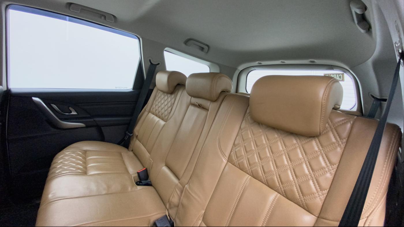 2019 Mahindra XUV500 W11 (O) AT, Diesel, Automatic, 1,23,925 km, Right Side Rear Door Cabin