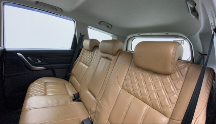 2019 Mahindra XUV500 W11 (O) AT, Diesel, Automatic, 1,23,925 km, Right Side Rear Door Cabin