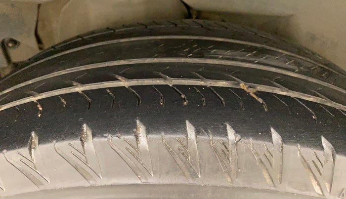 2019 Mahindra XUV500 W11 (O) AT, Diesel, Automatic, 1,23,925 km, Right Rear Tyre Tread
