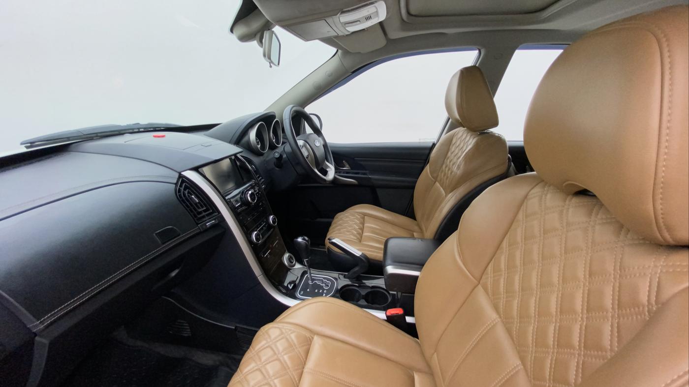 2019 Mahindra XUV500 W11 (O) AT, Diesel, Automatic, 1,23,925 km, Right Side Front Door Cabin