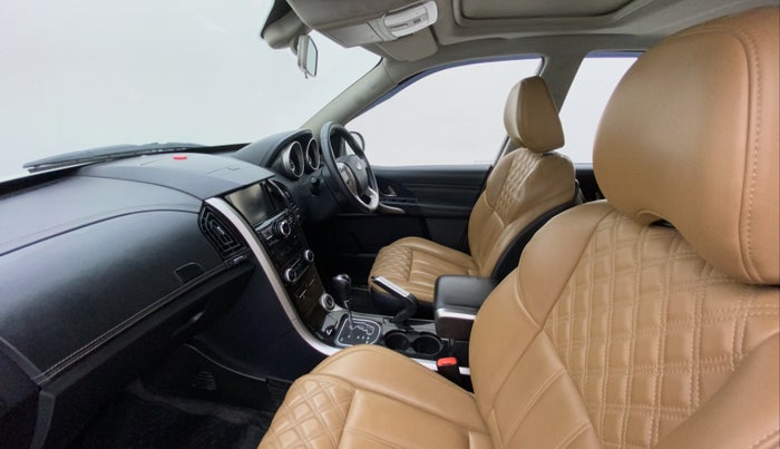 2019 Mahindra XUV500 W11 (O) AT, Diesel, Automatic, 1,23,925 km, Right Side Front Door Cabin
