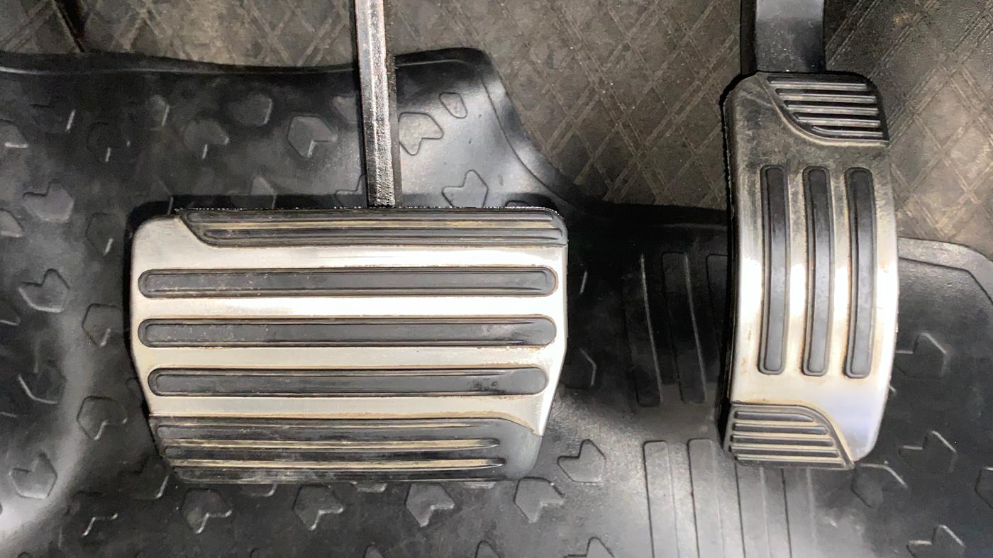 2019 Mahindra XUV500 W11 (O) AT, Diesel, Automatic, 1,23,925 km, Pedals