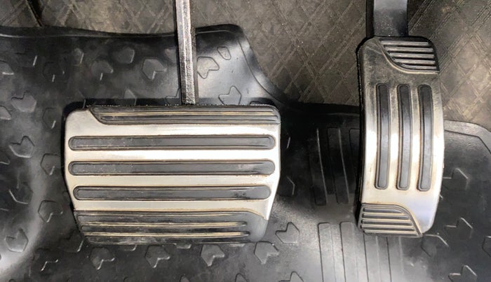 2019 Mahindra XUV500 W11 (O) AT, Diesel, Automatic, 1,23,925 km, Pedals