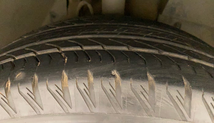 2019 Mahindra XUV500 W11 (O) AT, Diesel, Automatic, 1,23,925 km, Right Front Tyre Tread