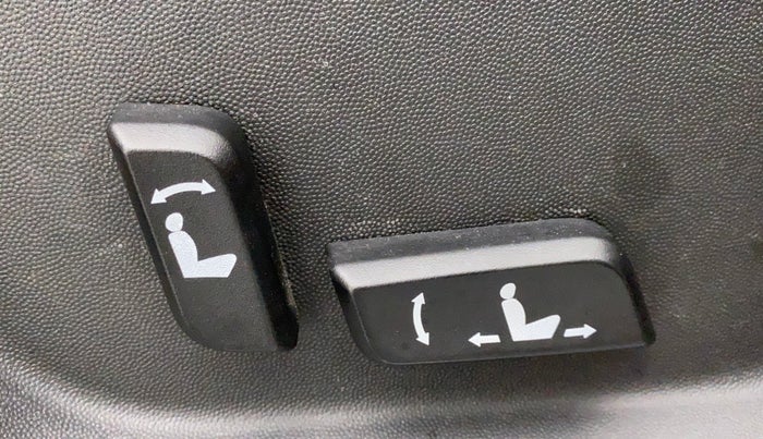 2019 Mahindra XUV500 W11 (O) AT, Diesel, Automatic, 1,23,925 km, Driver Side Adjustment Panel