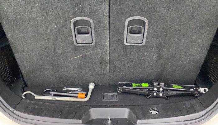 2019 Mahindra XUV500 W11 (O) AT, Diesel, Automatic, 1,23,925 km, Boot Inside