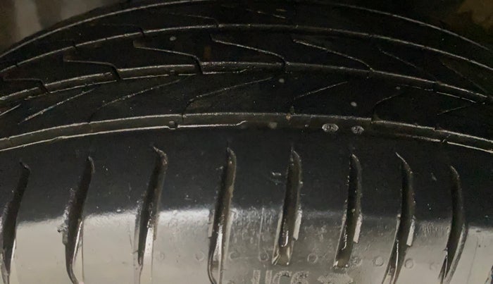 2015 Hyundai Elite i20 MAGNA 1.2, Petrol, Manual, 69,278 km, Left Front Tyre Tread