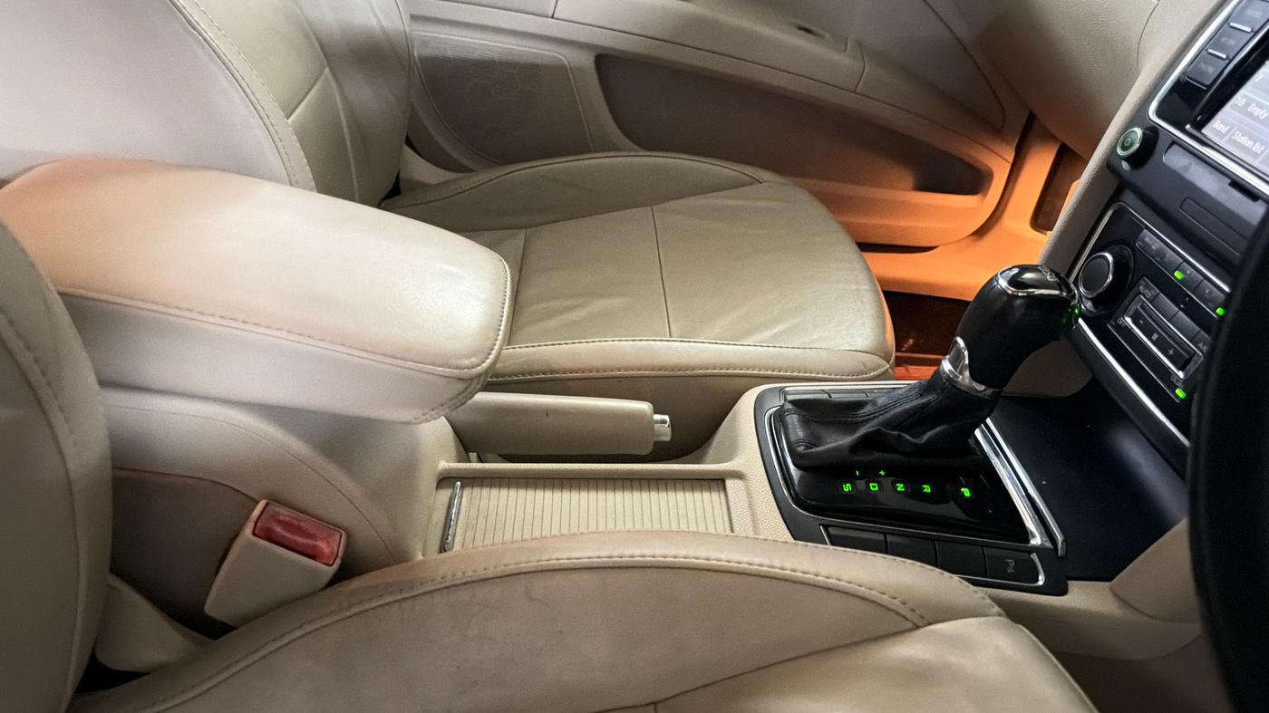 2014 Skoda Superb ELEGANCE 1.8 TSI AT, Petrol, Automatic, 62,629 km, Gear Lever