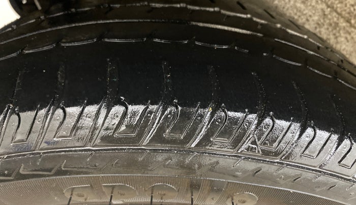 2017 Maruti Wagon R 1.0 VXI OPT, Petrol, Manual, 29,992 km, Right Rear Tyre Tread